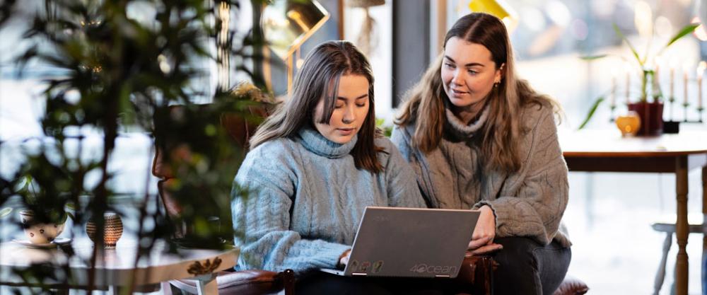 Two female candidates working together. Photo